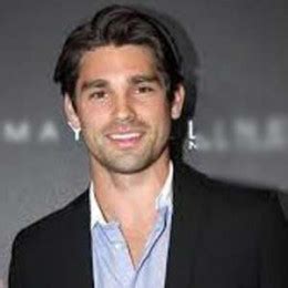 justin gaston glee|Justin Gaston Actor, Bio, Wiki, Age, Wife, Miley Cyrus, and Net。